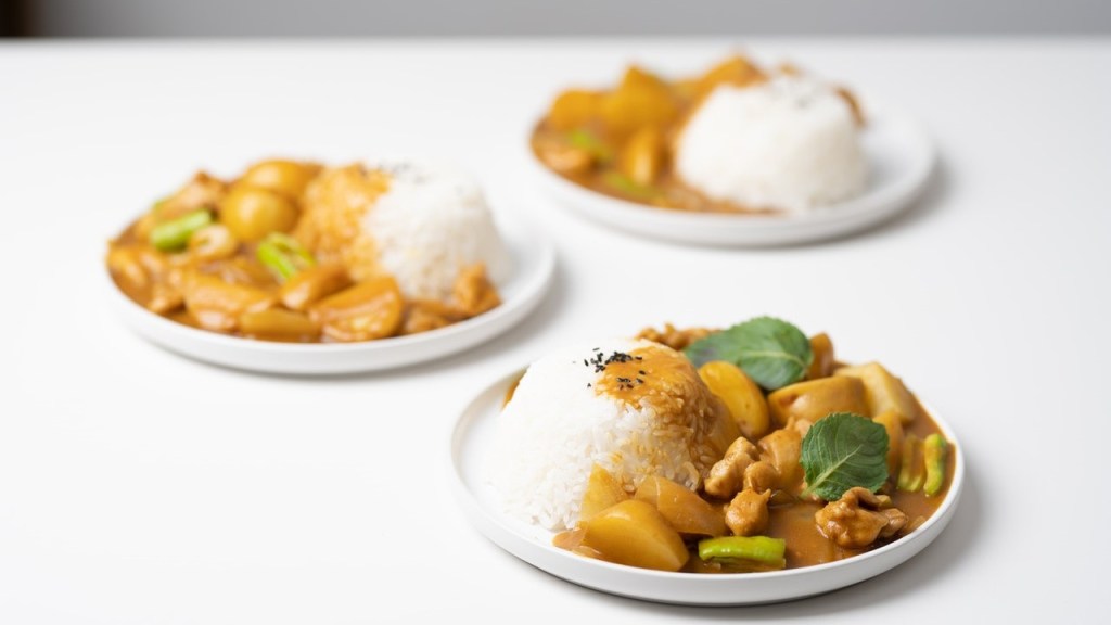 Curry meals on three dishes - Curry lessons